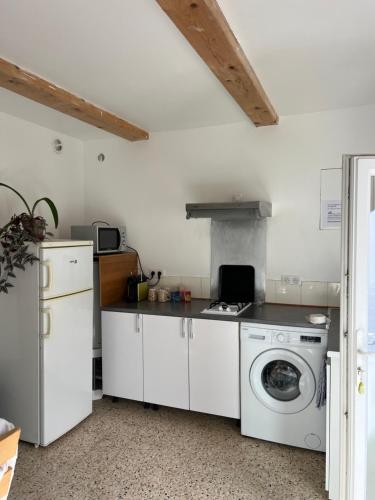 cocina con lavadora y lavadora en Studio Chambre voutée en Provence, en La Bastidonne