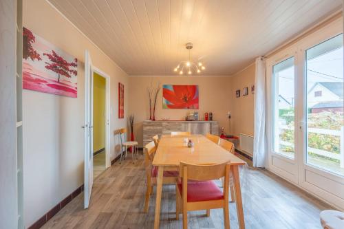 une salle à manger avec une table et des chaises dans l'établissement La Maresquerie, à Grandcamp-Maisy