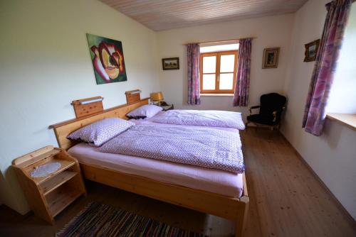 ein Schlafzimmer mit einem großen Bett und einem Fenster in der Unterkunft Ferienwohnung Kurz in Rimsting