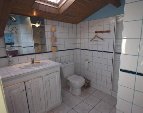 een badkamer met een toilet, een wastafel en een spiegel bij Maison contemporaine pour 12 personnes in La Sauvetat-de-Savères