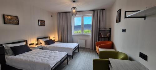 ein Hotelzimmer mit 2 Betten und einem Fenster in der Unterkunft LOFT HOUSE in Schidnyzja