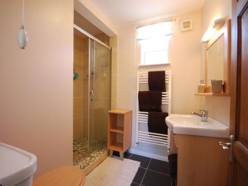 uma casa de banho com um chuveiro, um lavatório e um WC. em 1 bed in Burnham-on-Sea ALOLD em Highbridge