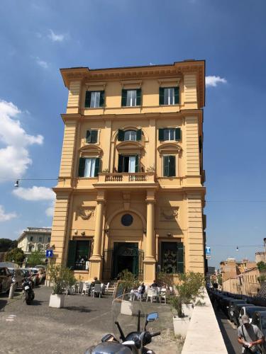 Lata Rana Colosseum Luxury Loft