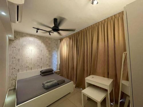 een slaapkamer met een bed en een plafondventilator bij Stylish 2-bedroom Hyve Soho Suites Near MRT in Cyberjaya