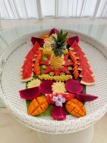 een bord groenten en fruit op een tafel bij MAJA Canggu in Canggu