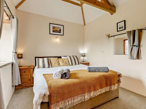 a bedroom with a bed with two towels on it at 1 Bed in Boscastle LPENC in Boscastle