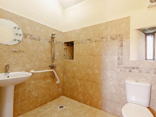 a bathroom with a toilet and a sink at 1 Bed in Boscastle LPENC in Boscastle