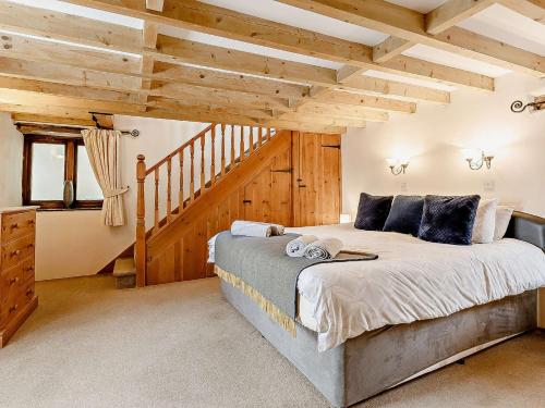 博斯卡斯爾的住宿－1 Bed in Boscastle PENSW，一间卧室设有一张大床和木制天花板。