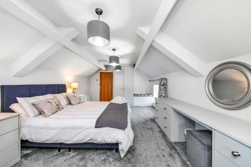 1 dormitorio con cama y espejo en Finest Retreats - Moorfield House, en Bishop Thornton
