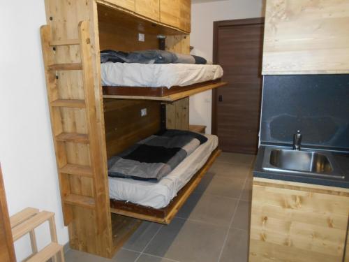 a room with two bunk beds and a sink at Petite Maison Larice in Pila