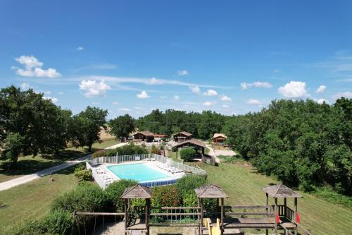 vista aerea su una piscina in un resort di Les chalets de Dordogne a Razac-dʼEymet
