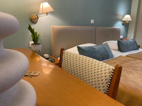 einen Konferenzraum mit einem Tisch und 2 Betten in der Unterkunft El Greco Hotel in Iraklio