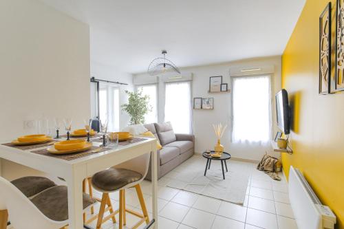 une cuisine et un salon avec une table et un canapé dans l'établissement LE LOUIS D’OR -Accès facile Gare/Eurexpo/Aéoroport, à Villeurbanne