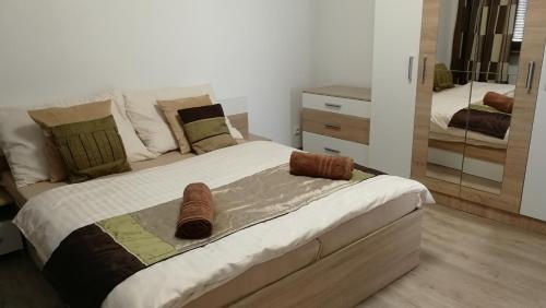 1 dormitorio con 1 cama grande y espejo en Apartmán Tereza Děčín en Děčín