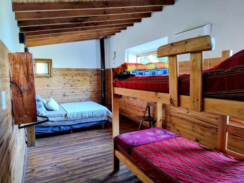 1 dormitorio con 2 literas en una cabaña en Cabaña de montaña Ruca Calel en San Carlos de Bariloche