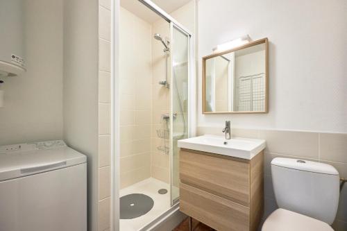 une salle de bain avec toilettes, lavabo et douche dans l'établissement Le Répit - Vue port à 200m de la plage, à Courseulles-sur-Mer