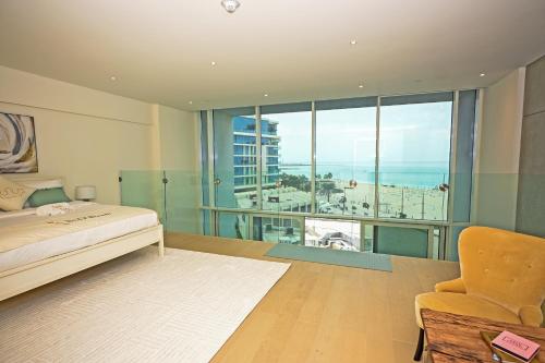 a bedroom with a bed and a view of the ocean at 1BR Loft Soul Beach Escape - Mamsha Al Saadiyat in Abu Dhabi