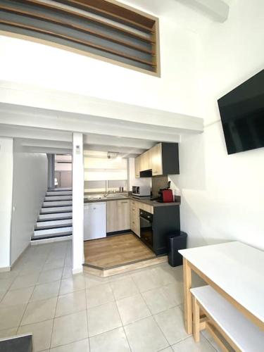 Cette chambre dispose d'une cuisine et d'un escalier. dans l'établissement Appartement proche de la plage d'Algajola, à Algajola