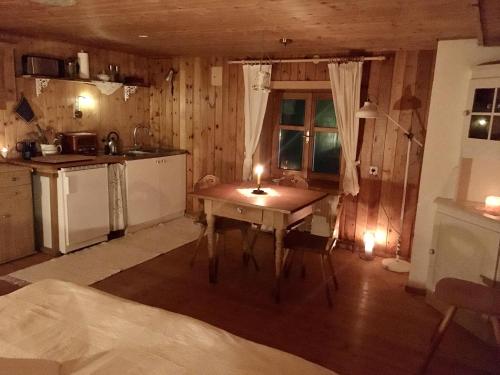 una cocina con una mesa con dos velas. en Älpler Stuba Appartements am Lärchenhof, en Warth am Arlberg