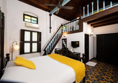 Bloom Boutique Waterfront Fort Kochi tesisinde bir odada yatak veya yataklar