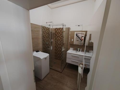 Et badeværelse på Hermes Apartament