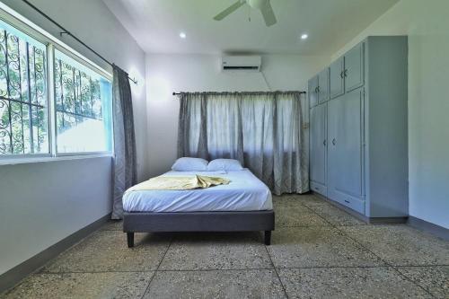 Cozy 1-Bed Apt in Whim Estate-near Scarborough tesisinde bir odada yatak veya yataklar