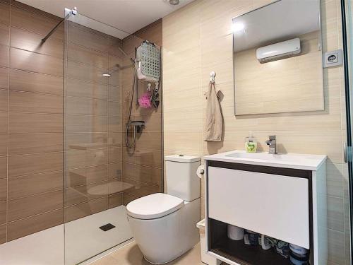 a bathroom with a toilet and a shower and a sink at Nuestro Sueño in Orihuela Costa