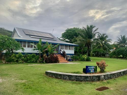 una casa con un cartel delante de ella en Divers Villa, en Flying Fish Cove