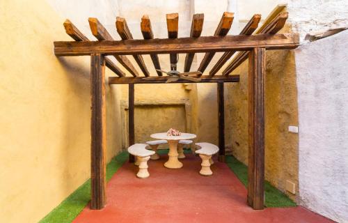MunébregaにあるRey Mundoの小さなテーブルとベンチが備わるお部屋です。