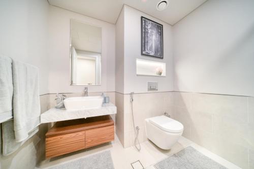 biała łazienka z umywalką i toaletą w obiekcie Rahaal 2, Madinat Jumeirah Living, Umm Suqeim - Mint Stay w Dubaju