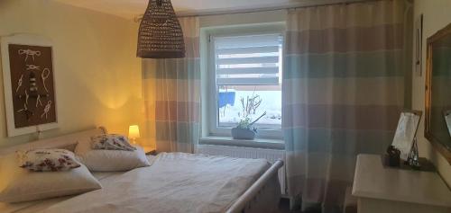 - une chambre avec un lit et une fenêtre dans l'établissement "Zander 2", à Heringsdorf