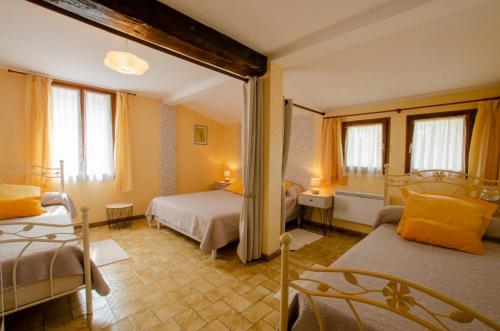 sypialnia z 2 łóżkami i lustrem w obiekcie L'epicea w mieście Saint-Parres-aux-Tertres
