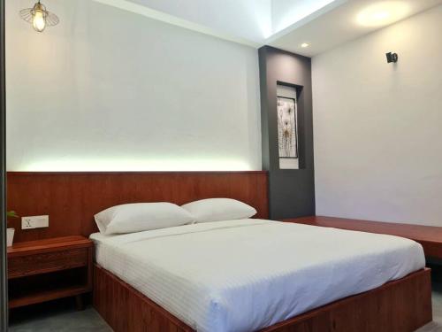 a bedroom with a large bed with white sheets at [New] Backlane Elegance 5pax Near Jonker 800m in Malacca