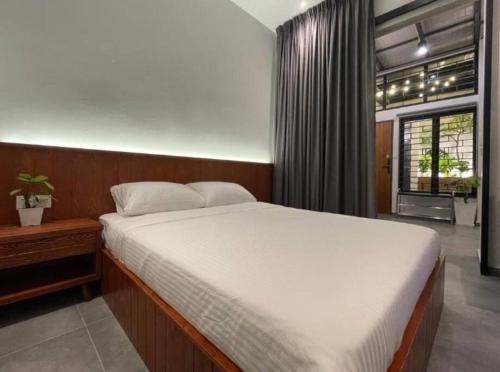 een slaapkamer met een groot bed en een raam bij [New] Backlane Elegance 5pax Near Jonker 800m in Melaka