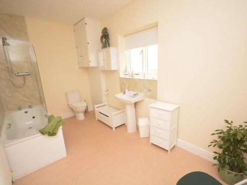 W łazience znajduje się umywalka, toaleta i prysznic. w obiekcie 2 Bed in Bideford 37262 w mieście Bideford