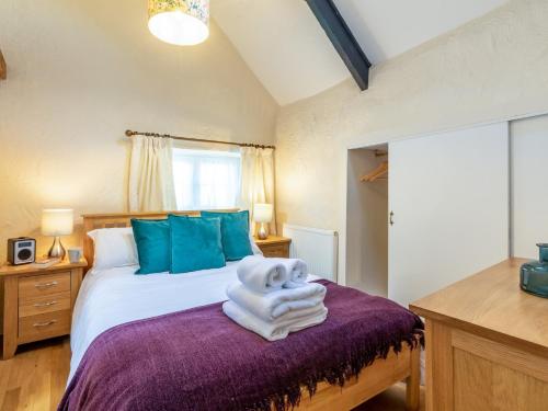 um quarto com uma cama com toalhas em 1 Bed in Mullion Cove 41377 em Cury