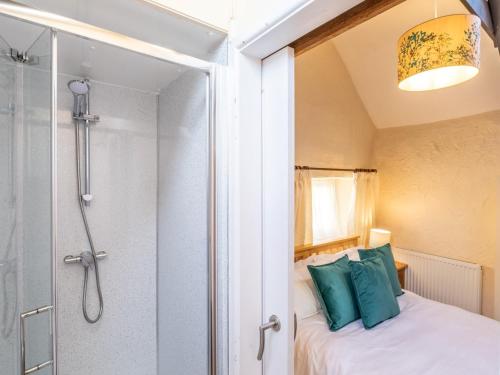 Ένα ή περισσότερα κρεβάτια σε δωμάτιο στο 1 Bed in Mullion Cove 41377