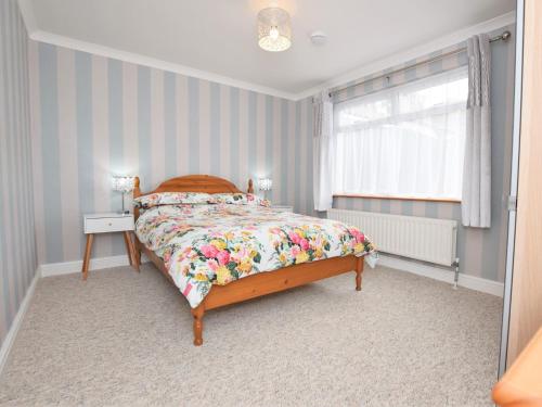 a bedroom with a bed and a window at 1 bed property in Wadebridge Cornwall 42756 in Wadebridge