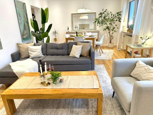 uma sala de estar com um sofá e uma mesa em Boutique L´AHRpartement Ahr-Terrasse-Zentral em Bad Neuenahr-Ahrweiler