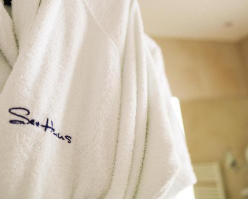 a white towel with the word smiles written on it at SeeHuus Lifestyle Hotel in Timmendorfer Strand