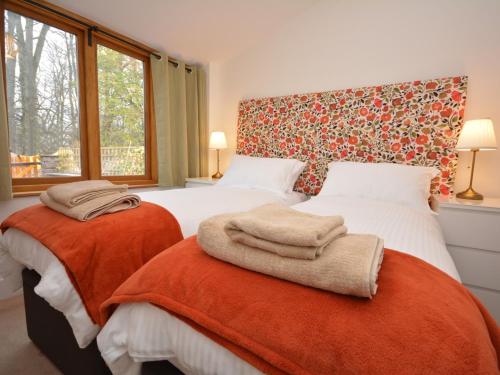1 dormitorio con 2 camas y toallas. en 1 Bed in Abergavenny 47886 en Abergavenny