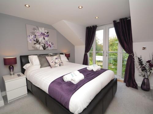 a bedroom with a large bed with towels on it at 1 Bed in Charlestown 53680 in Luxulyan