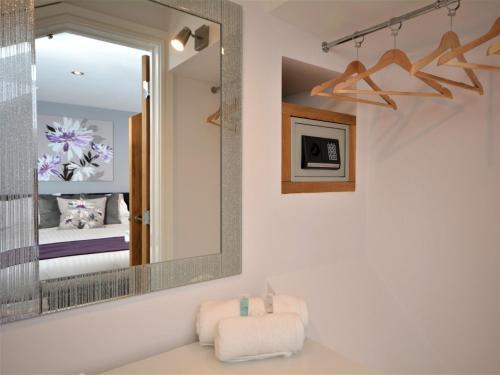 a bathroom with a mirror and a bed at 1 Bed in Charlestown 53680 in Luxulyan