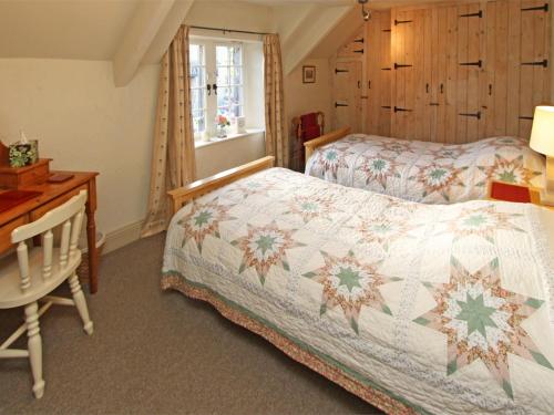 1 dormitorio con cama y escritorio en 3 Bed in Whitley Bay CN011, en Backworth