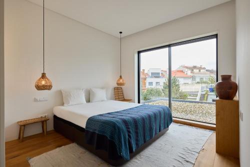 波多的住宿－FLH Secluded Porto Haven with Pool，一间卧室设有一张床和一个大窗户