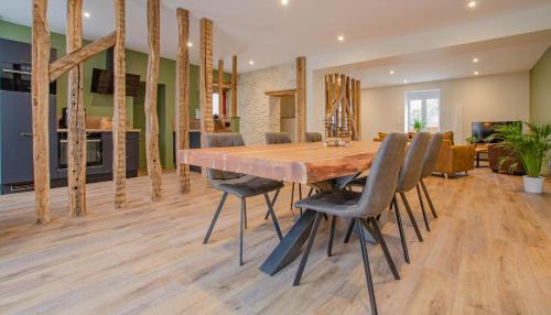 une salle à manger avec une table et des chaises en bois dans l'établissement Escale en champagne, à Proverville
