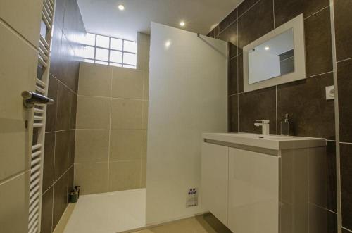 a bathroom with a sink and a shower with a mirror at Villa sur seine in Méry-sur-Seine