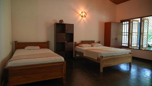 מיטה או מיטות בחדר ב-Jayanti's