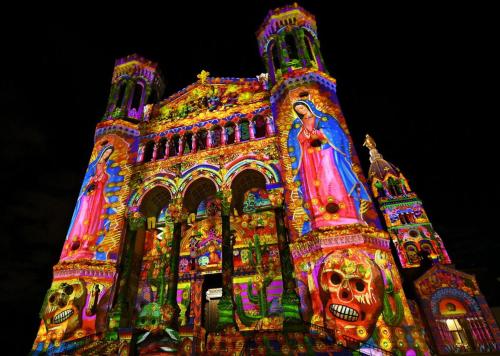duży budynek pokryty światłami z czaszkami w obiekcie Celect'In Lyon Suites climatisées SkyView w mieście Lyon