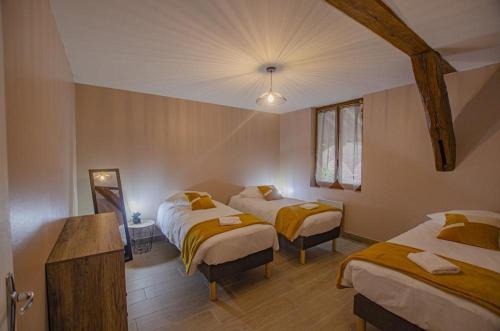 sypialnia z 2 łóżkami w pokoju w obiekcie Le gite du chateau 2 